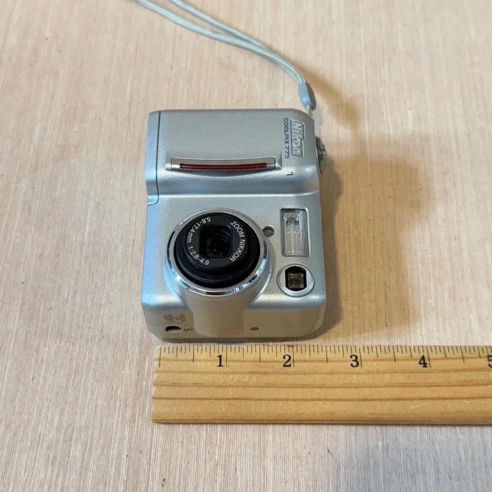 Nikon COOLPIX 775 2.0MP Digital Camera Silver “UNTESTED”Turns On No Charger Read